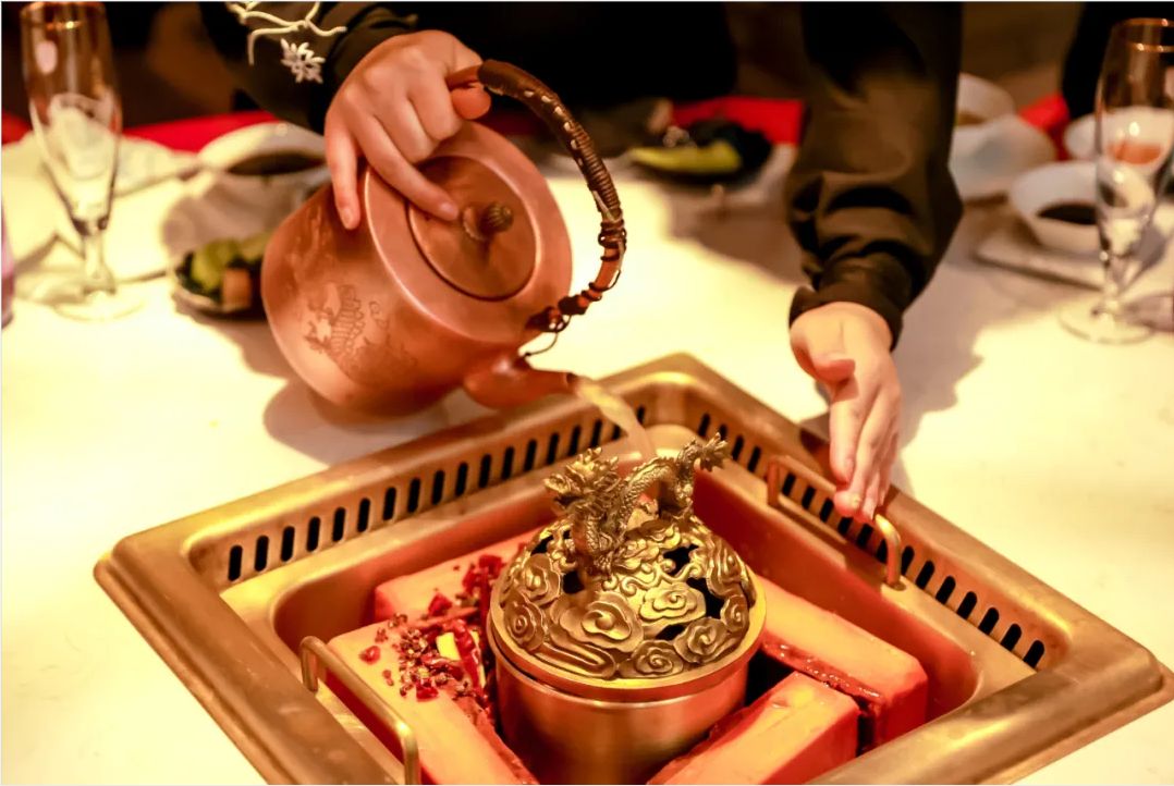 火鍋“新物種”強(qiáng)勢崛起！“發(fā)酵鍋底”正在升級火鍋賽道
